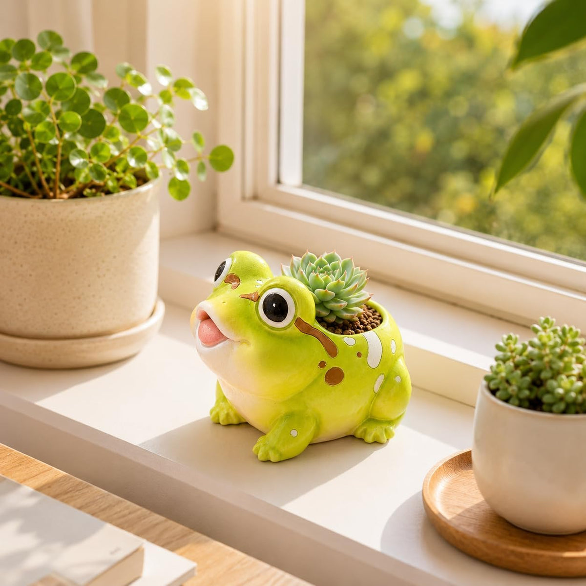 Cute Frog Succulent Planter with Drainage Hole & Plug, Mini Resin Plant Pot for Indoor Outdoor Patio Desk Decor, Funny Animal Flower Pot Gift