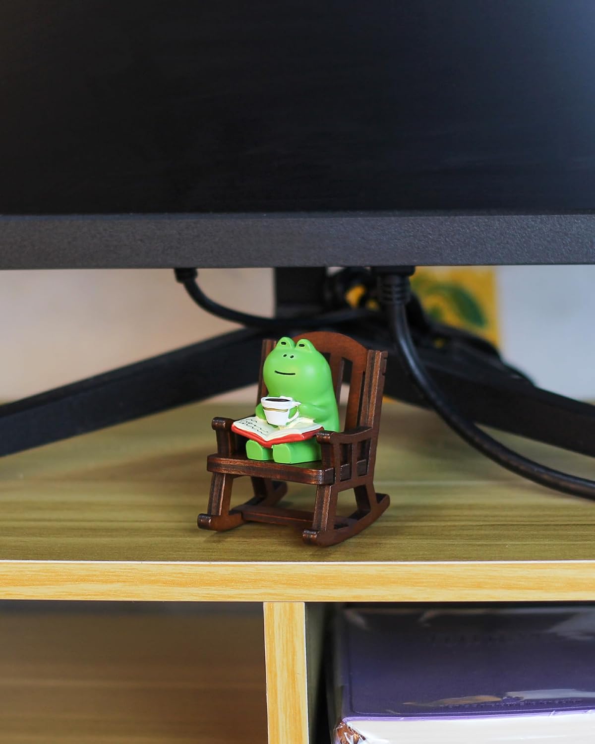 Mevodeata Cute Mini Frog Figurine with Small Sofa Resin Figure for Office Home Decor for Frog Lovers (Rocking Chair)