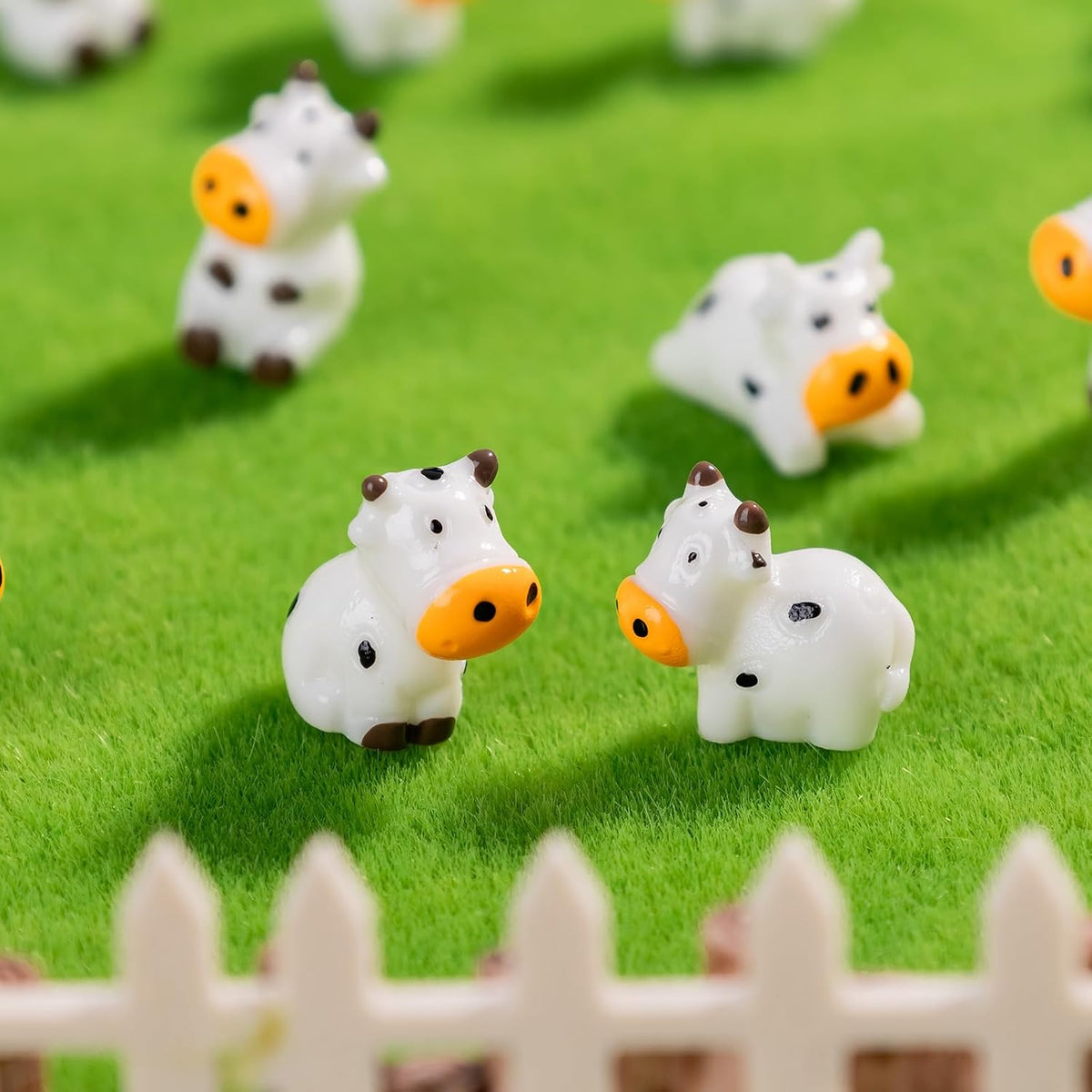 50 Pcs Mini Resin Cow Figurine Bulk Mini Cow Figurine Cake Decorations Cute Miniature Resin Sculpture Ornament Micro Landscape Office Garden Desk Party Tabletop Decor